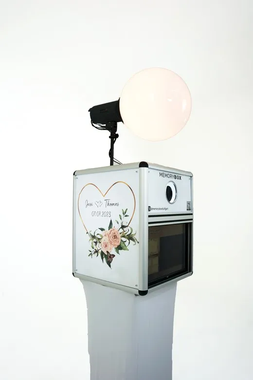 Fotobox in Stuttgart bei einer Hochzeit mit individuellem Design